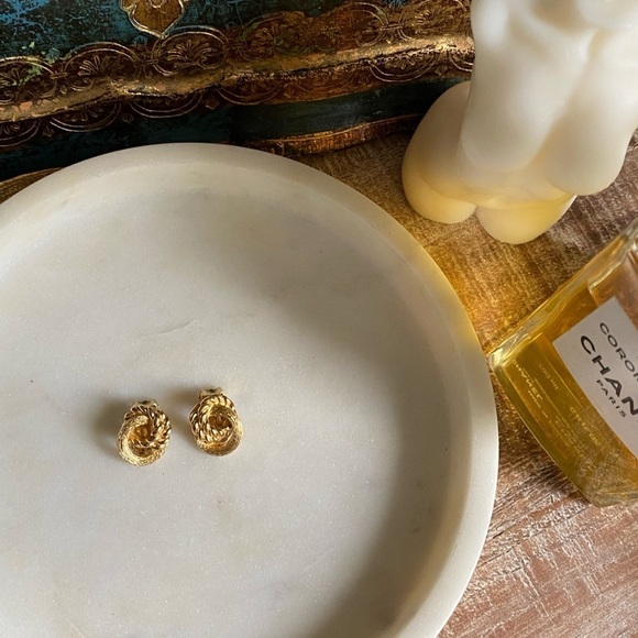 Vintage Christian Dior gold tone clip on dainty Earrings - Picture 5 of 15